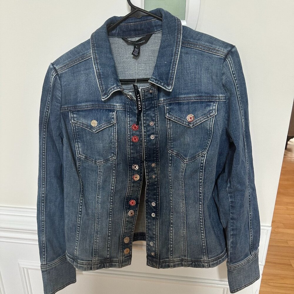 Levi's Blue Jean Jacket with Classic Design and Fitted Silhouette